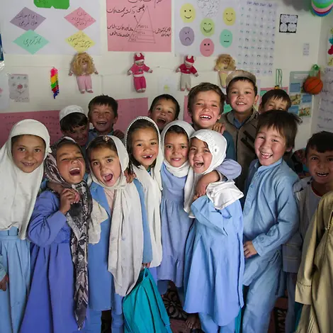 UNICEF sorgt in entlegenen Regionen Afghanistans für Lernzentren. | © UNICEF/Karimi Eine Gruppe Grundschulkinder in einem UNICEF-Lernzentrum.