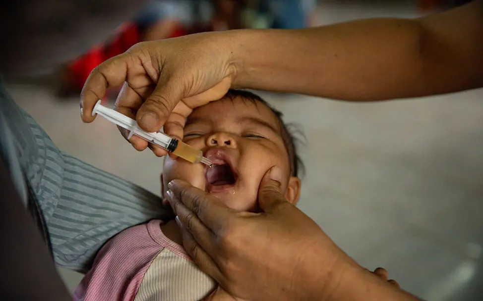 Impfungen helfen, Kinder in Überschwemmungsgebieten vor gefährlichen Krankheiten zu schützen. | © UNICEF/Luu Thu Huong Was ist ein Tsunami: Ein Baby bekommt eine Schluckimpfung.