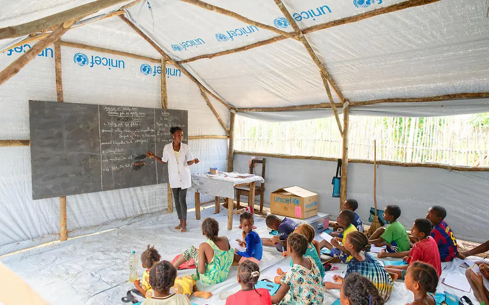 Temporäre Schulen in Zelten helfen Kindern in zerstörten Gemeinden, damit sie weiter lernen können. | © UNICEF/Ramasomanana Was ist ein Tsunami: Eine Lehrerin unterrichtet Kinder in einer Zeltschule.