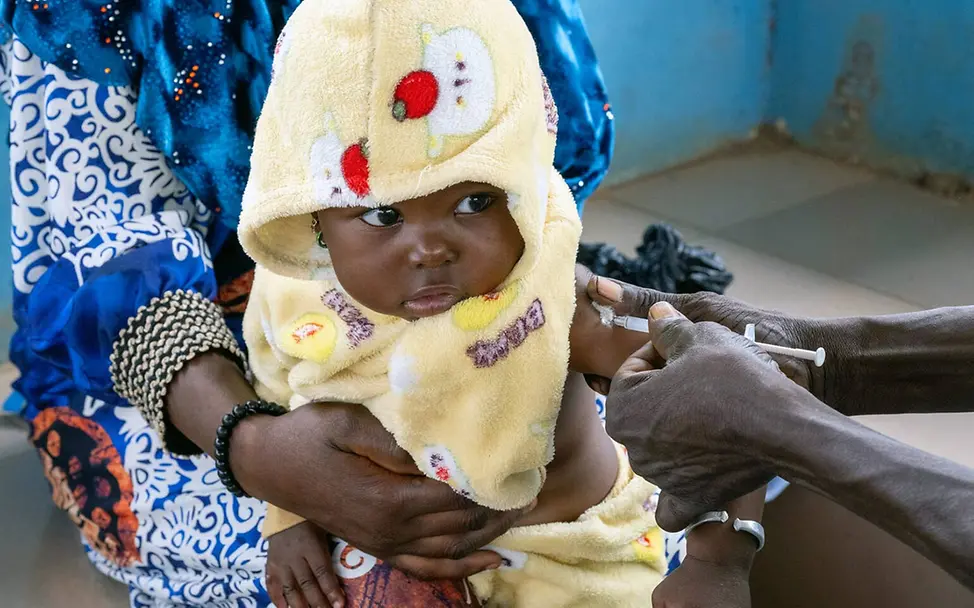 Ein Baby in der Elfenbeinküste bekommt im Rahmen einer Routine-Impfung eine Spritze. | © UNICEF/Dejongh Malaria Impfung: Ein Baby in der Elfenbeinküste bekommt im Rahmen einer Routine-Impfung eine Spritze.