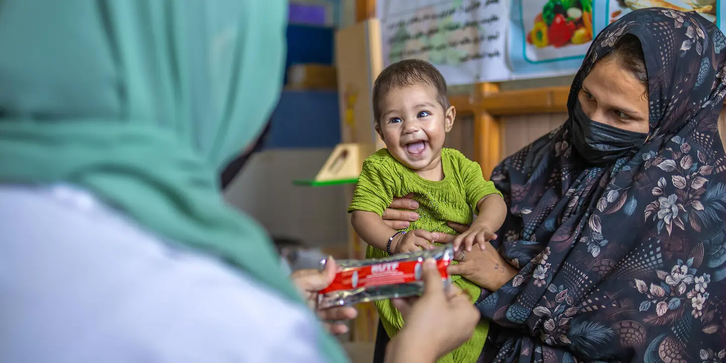 Afghanistan: Ein Kind mit seiner Mutter in einem Gesundheitszentrum