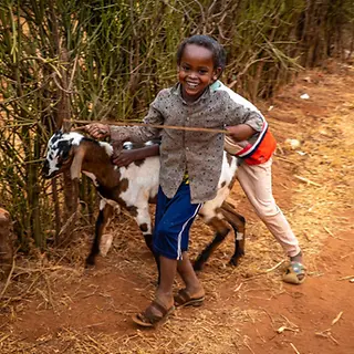 Derara und seine Ziege. | © UNICEFPouget Derara und seine Ziege.