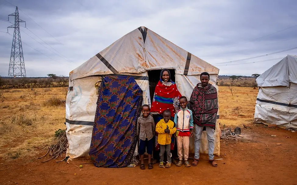 Derara und seine Familie vor ihrem Zelt. | © UNICEF/Pouget Derara und seine Familie vor ihrem Zelt.