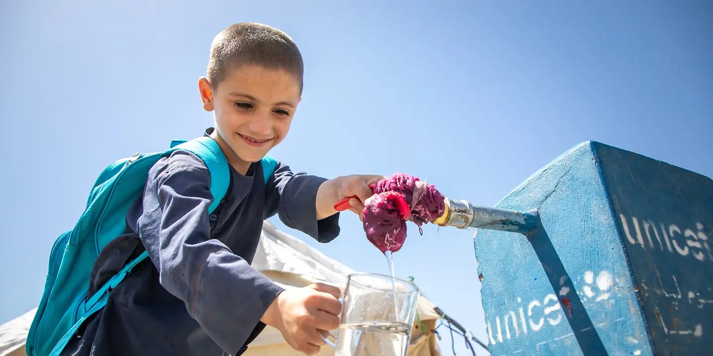 Afghanistan: Ein Junge füllt ein Glas Wasser ab