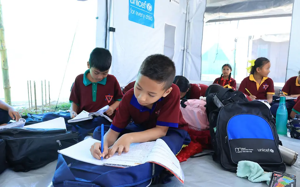 Kinder lernen in einer von UNICEF errichteten provisorischen Zeltschule | © UNICEF/Prasad Ngakhusi Nepal spenden Sturzflut: Kinder lernen in einer von UNICEF errichteten provisorischen Zeltschule.