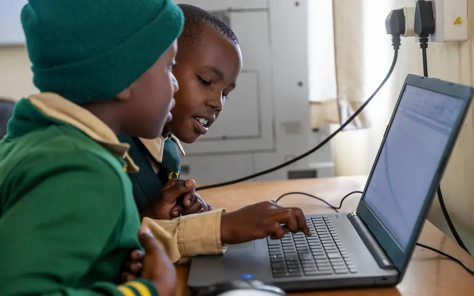 Schulen in Afrika: Kinder in einer Grundschule in Simbabwe lernen den Umgang mit einem Computer. 