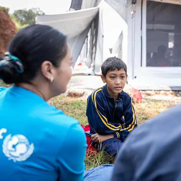 Ein Junge in Nepal spricht mit einer UNICEF-Helferin | © UNICEF/Upadhayay Nepal Sturzflut spenden: Ein Junge im Katastrophengebiet spricht mit einer UNICEF-Helferin