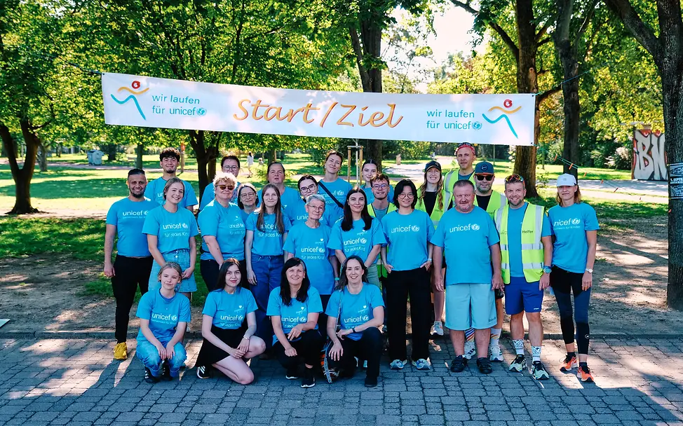 Das Team vom 14. Dresdner Familienlauf am 30. August 2026 im Alaunpark Das Team vom 14. Dresdner Familienlauf posiert vor dem Banner im Alaunpark