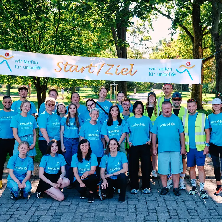 Das Team vom 14. Dresdner Familienlauf am 30. August 2026 im Alaunpark Das Team vom 14. Dresdner Familienlauf posiert vor dem Banner im Alaunpark