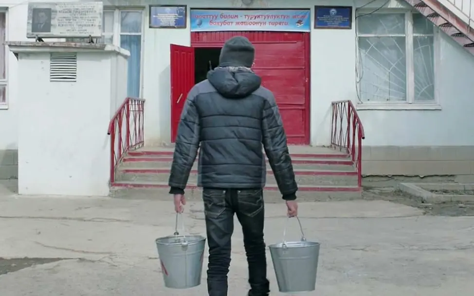 Bekmirza unterwegs zum Wasserholen. © UNICEF/theoneminutesjr.org/2014 Bekmirza unterwegs zum Wasserholen. © UNICEF/theoneminutesjr.org/2014