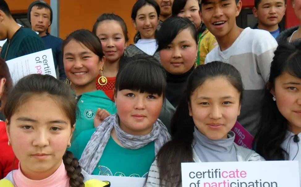 Gruppenfoto nach dem OneMinutesJr-Workshop in Karakol. © UNICEF/Chris Schüpp/2014 Gruppenfoto nach dem OneMinutesJr-Workshop in Karakol. © UNICEF/Chris Schüpp/2014