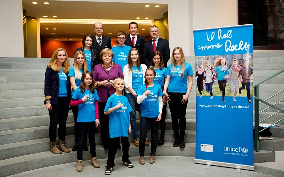 UNICEF-Pate Willi Weitzel mit JuniorBotschaftern zu Besuch bei Angela Merkel © UNICEF/Julia Zimmermann