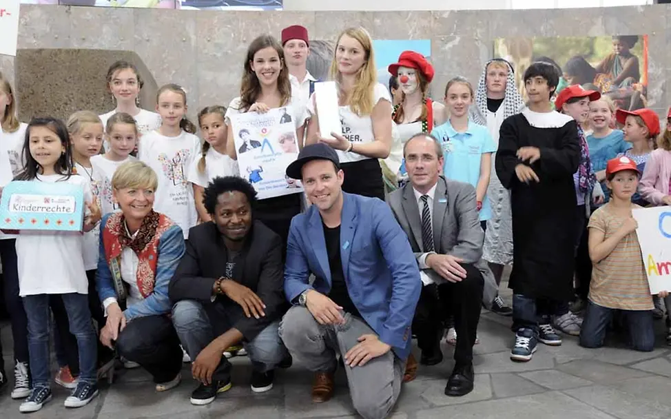 Gruppenbild: Moderator Ben mit den Preisträgern nach der JuniorBotschafter-Preisverleilhung 2012 © UNICEF/Hyou Vielz