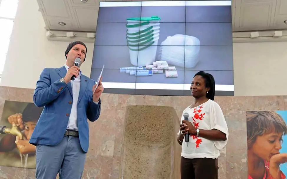 Ben moderiert eine UNICEF-Kollegin bei der JuniorBotschafter-Preisverleihung 2013 zum Thema Wasser © Hyou Vielz