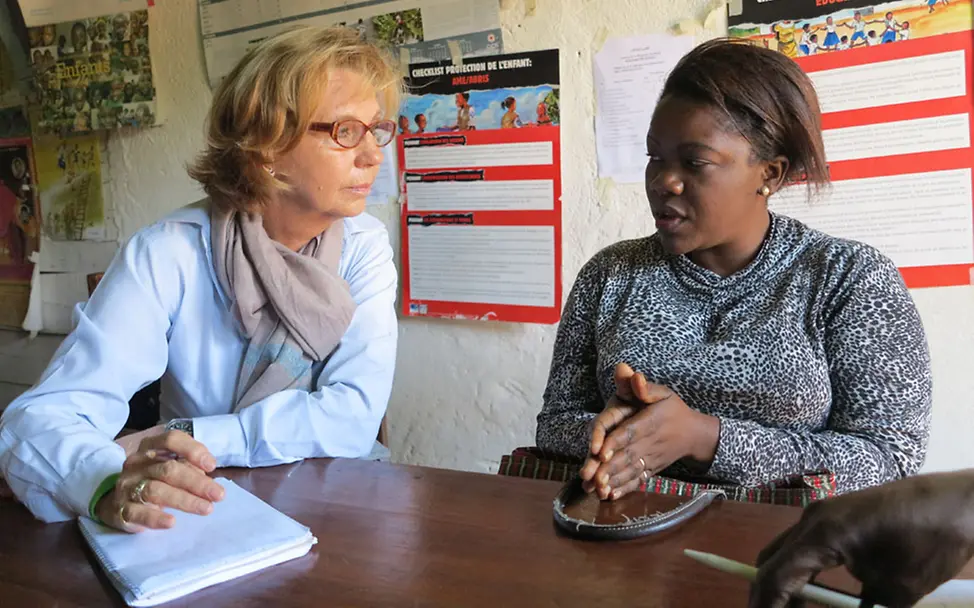 Maria von Welser im Gespräch mit Psychologin Mema Mapenzi | © UNICEF/Maria von Welser Maria von Welser im Gespräch mit Psychologin Mema Mapenzi