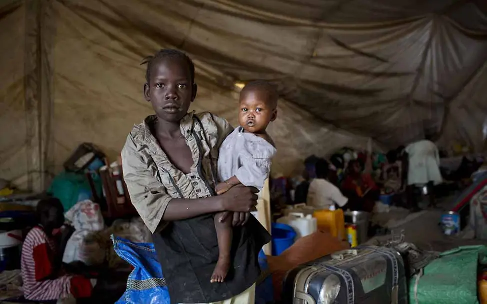 Ein junges Mädchen mit ihrem kleinen Bruder im Flüchtlingslager | © UNICEF/Holt Südsudan: UNICEF hilft den Kindern