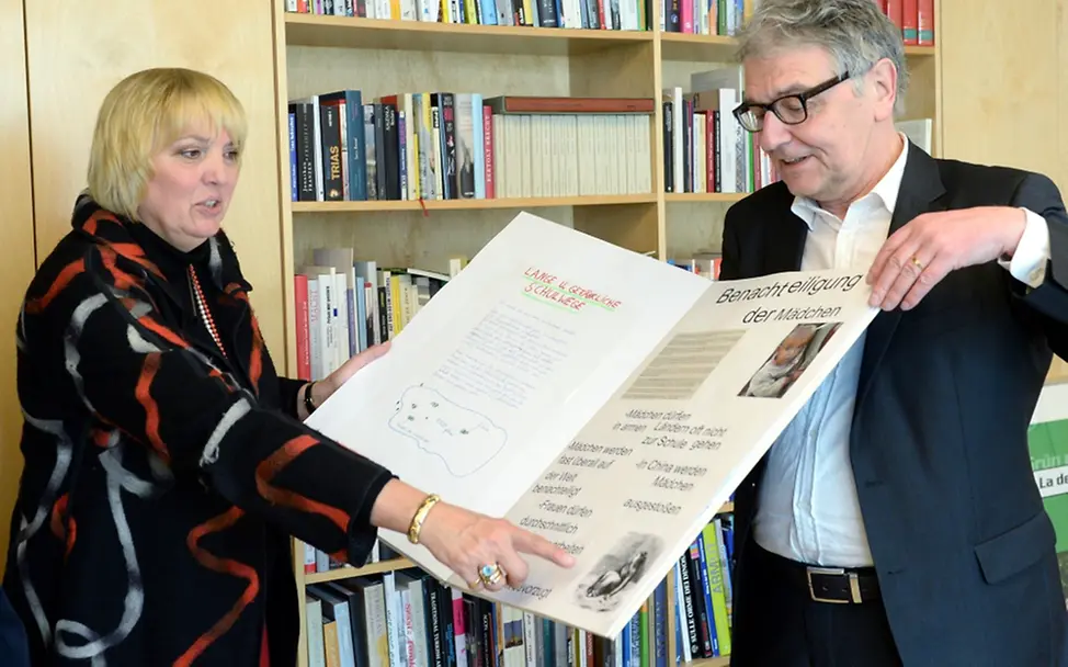 Claudia Roth bekommt Hausaufgaben für den Bundestag | ©Deutscher Bundestag/Achim Melde Claudia Roth bekommt Hausaufgaben für den Bundestag