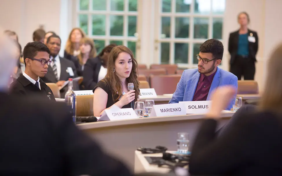WorldWeWant: Jugendliche bei der Konferenz im Gespräch mit den Panelisten.