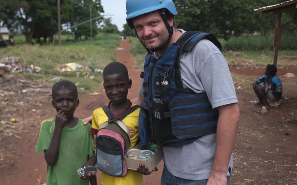 Zentralafrikanische Republik: UNICEF-Mitarbeiter Daniel Timme mit zwei Jungen | ©UNICEF Zentralafrikanische Republik: UNICEF hilft den Kindern