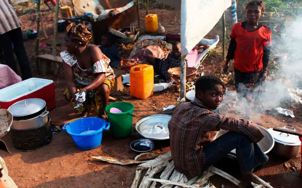 Flüchtlinge mit provisorischen Hilfsmitteln | © REUTERS/Andreea Campeanu Flüchtlinge mit provisorischen Hilfsmitteln im Camp Bossangoa