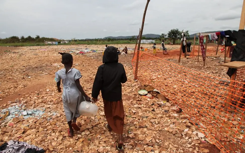 Mädchen beim Wasserholen im Camp Bossangoa | © UNICEF/Roger LeMoyne Zentralafrikanische Republik: Mädchen beim Wasserholen im Camp Bossangoa