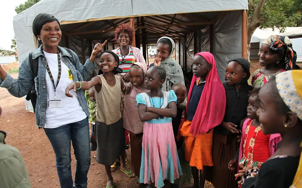 Betreuerin im kinderfreundlichen Ort von UNICEF | © UNICEF CAR/Roger LeMoyne Betreuerin im kinderfreundlichen Ort von UNICEF