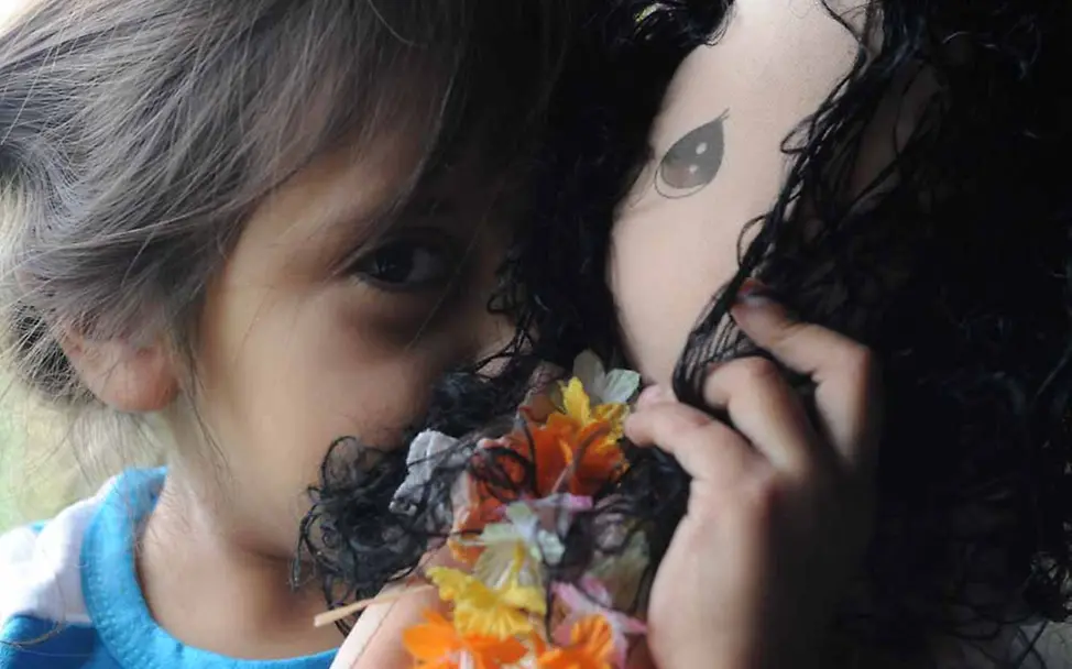 Die fünfjährige Lucero hält ihre Puppe fest im Arm | ©UNICEF/Markisz Guatemala Kinderschutz