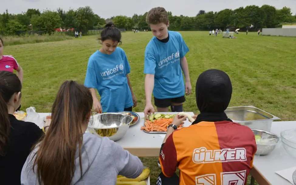 Stärkung für Jan und Berfin | © UNICEF DT/Hyou Vielz Laufen für UNICEF: Stärkung für die Läufer