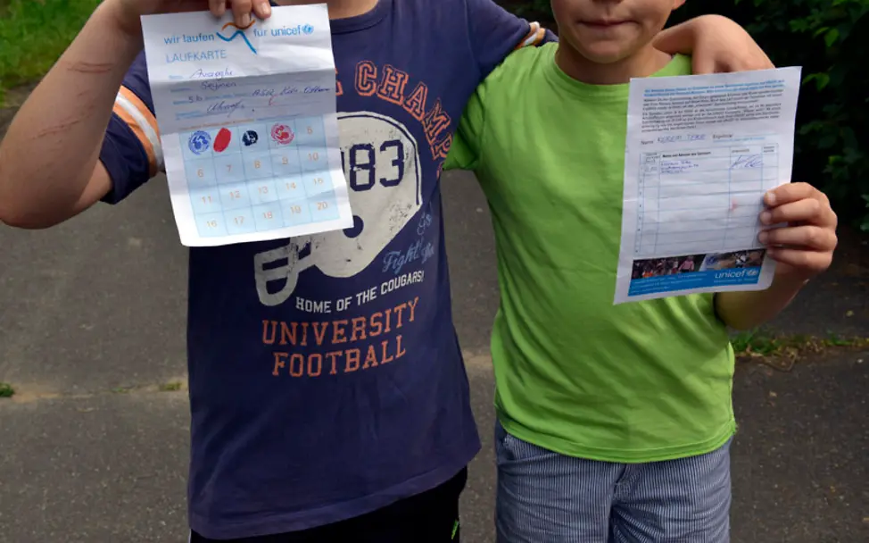 Schüler mit Rundenzettel | © UNICEF DT/Hyou Vielz Laufen für UNICEF: Rundenzettel