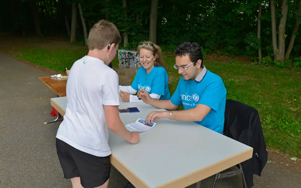 Je mehr Stempel, desto mehr Geld für die Läufer | © UNICEF DT/Hyou Vielz Laufen für UNICEF: Stempel sammeln