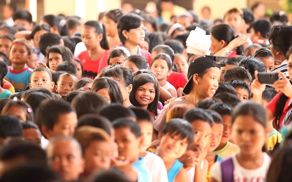 Philippinen: Mit der Hilfe von UNICEF gehen nach dem Taifun 1.000 Kinder wieder zur Schule | © UNICEF/Reyna UNICEF Deutschland Geschäftsbericht 2013