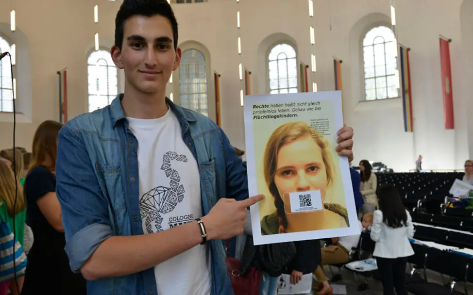 UNICEF-Juniorbotschafter Talha Evran mit Plakat-Aktion | © UNICEF DT/Hyou Vielz UNICEF-Juniorbotschafter Talha Evran mit Plakat-Aktion
