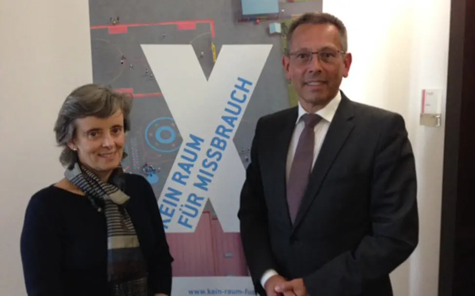 Marta Santos Pais mit Johannes Rörig | © UNICEF DT/Schneider Marta Santos Pais mit Johannes Rörig