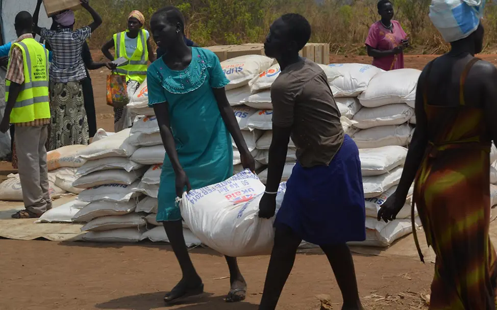 Südsudanesische Flüchtlingsfamilien werden mit Nahrungsmitteln versorgt | ©UNICEF/UGDA201400104 Südsudan: Nahrungsmittelversorgung für Flüchtlinge