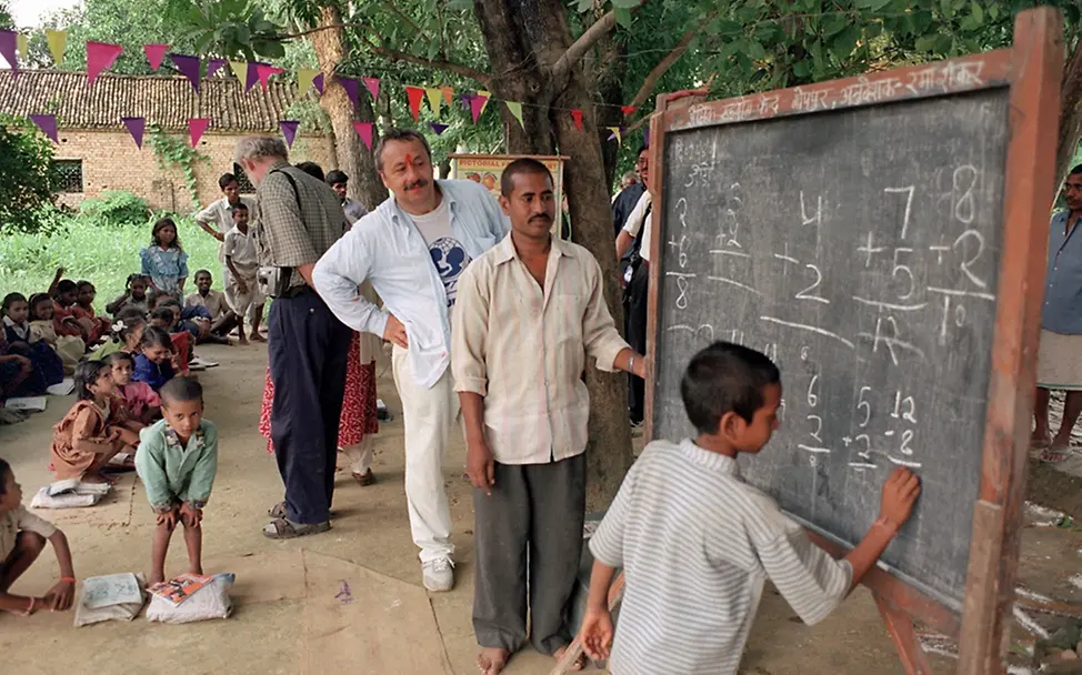 Bildung für alle: UNICEF-Pate Wolfang Stumph besuchte eine Schule in Indien. | © picture-alliance / dpa / Jens Kalaene Bildung für alle: UNICEF-Pate Wolfang Stumph besuchte eine Schule in Indien. | © picture-alliance / dpa / Jens Kalaene