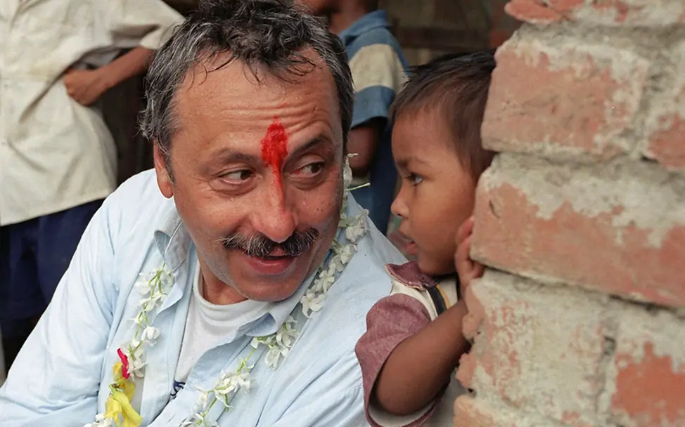 Schule für alle: Wolfgang Stumph setzt sich in Indien für Bildung ein | © picture-alliance / dpa / Jens Kalaene Schule für alle: Wolfgang Stumph setzt sich für Bildung ein | © picture-alliance / dpa / Jens Kalaene