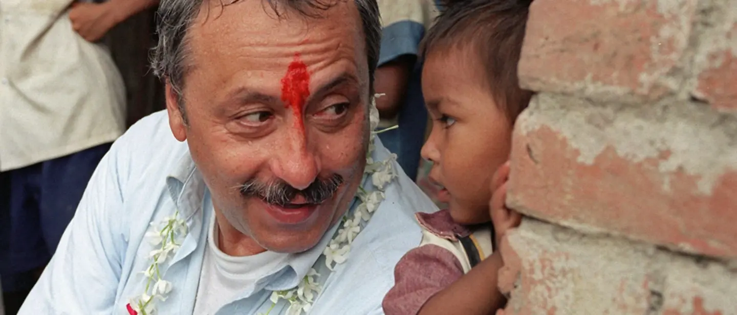 Schule für alle: Wolfgang Stumph setzt sich in Indien für Bildung ein | © picture-alliance / dpa / Jens Kalaene Schule für alle: Wolfgang Stumph setzt sich für Bildung ein | © picture-alliance / dpa / Jens Kalaene