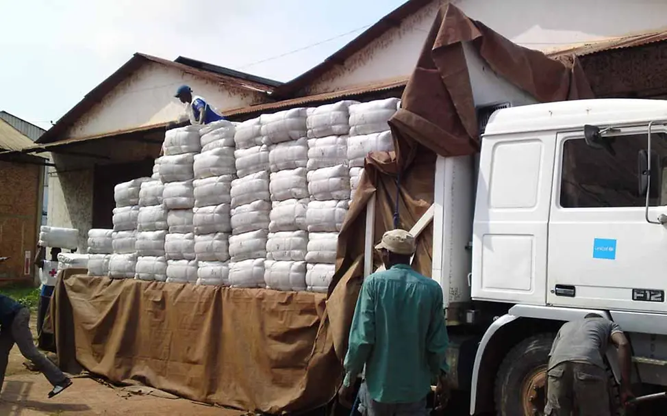 Zentralafrikanische: Republik: Ein Lastwagen liefert die Moskitonetze | ©UNICEF/Tom Zentralafrikanische: Republik: Moskitonetze auf Lastwagen