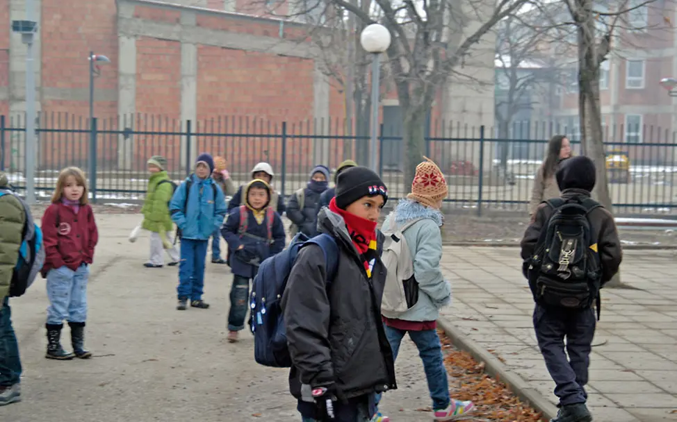 Ilir auf dem Schulhof.
