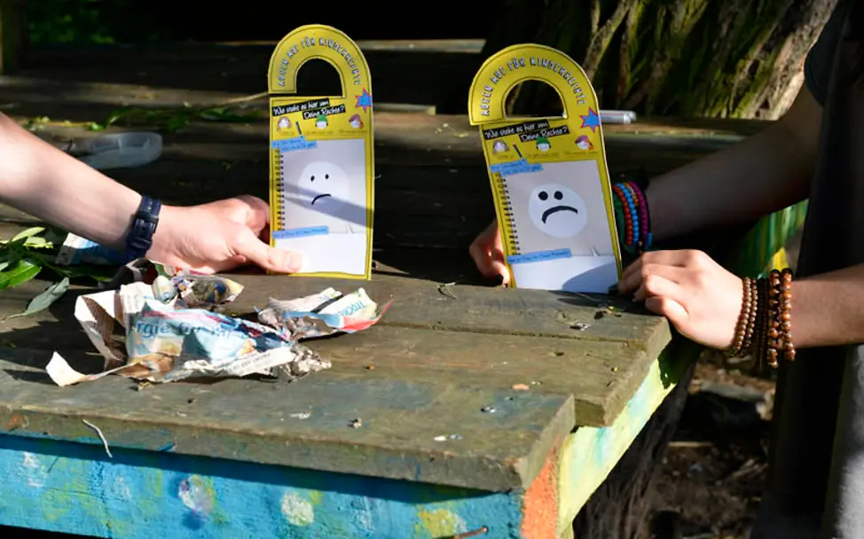 Augen auf für Kinderrechte: Türschild an alter Bank