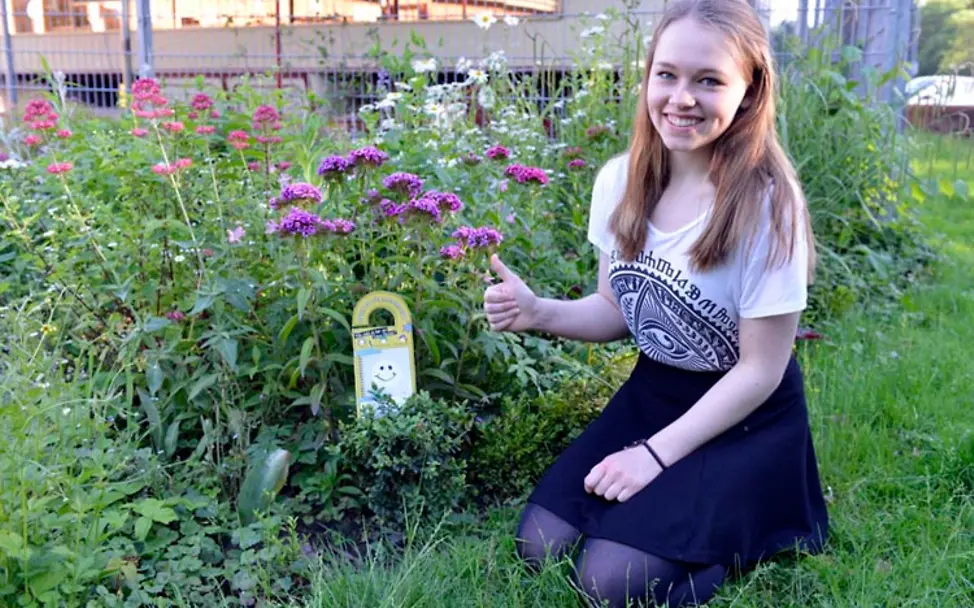 Augen auf für Kinderrechte: Türschild im Schulgarten