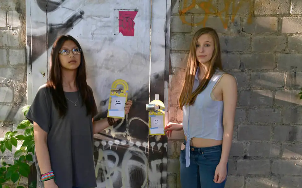 Augen auf für Kinderrechte: Türschild vor Jugendzentrum