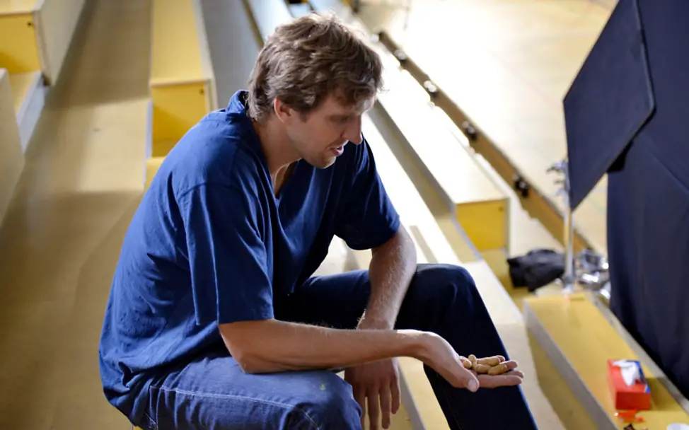 Dirk Nowitzki beim Dreh mit Erdnüssen | © UNICEF DT/Hyou Vielz Dirk Nowitzki für UNICEF: Erdnüsse können Leben retten