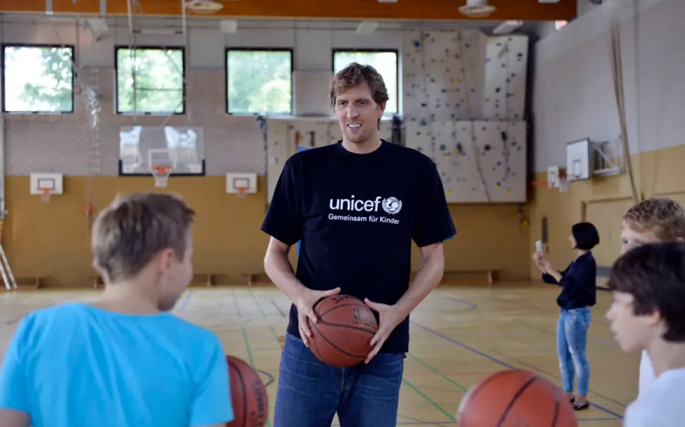 Dirk beim Basketballspielen mit Kindern | © UNICEF DT/Hyou Vielz Dirk Nowitzki für UNICEF: Basketball mit Kindern