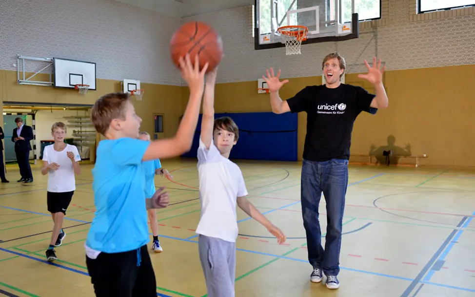 Dirk Nowitzki beim Basketball am Filmset | © UNICEF DT/Hyou Vielz Dirk Nowitzki für UNICEF: Basketballspiel mit Kindern