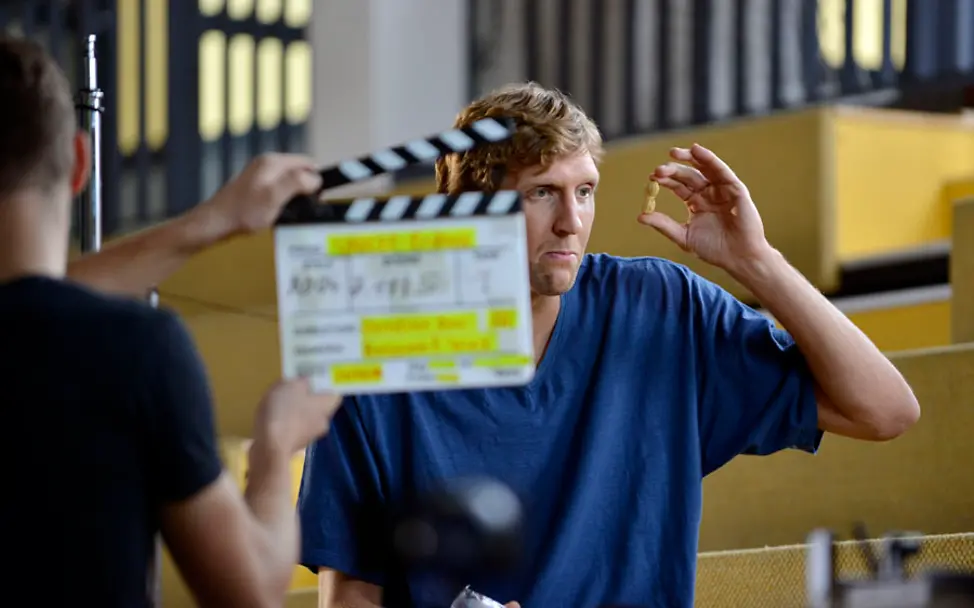 Dirk präsentiert den Hauptdarsteller: die Erdnuss | © UNICEF DT/Hyou Vielz Dirk Nowitzki für UNICEF: Erdnuss vor der Kamera