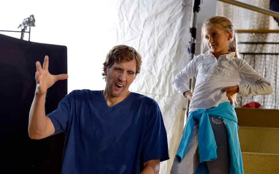 Dirk Nowitzki beim Videodreh mit der kleinen Milia | © UNICEF DT/Hyou Vielz Dirk Nowitzki für UNICEF: Milia ist nicht einverstanden