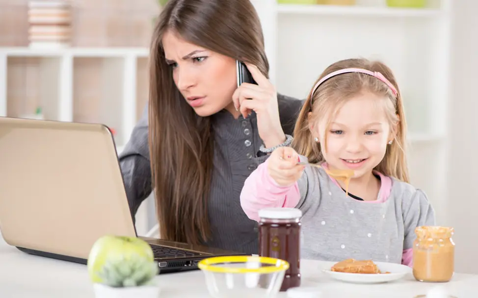 Berufstätige Eltern leiden unter knapper gemeinsamer Zeit | © iStock.com/Milan Markovic UNICEF-Kinderwerte-Monitor: Berufstätige Eltern leiden unter knapper Zeit