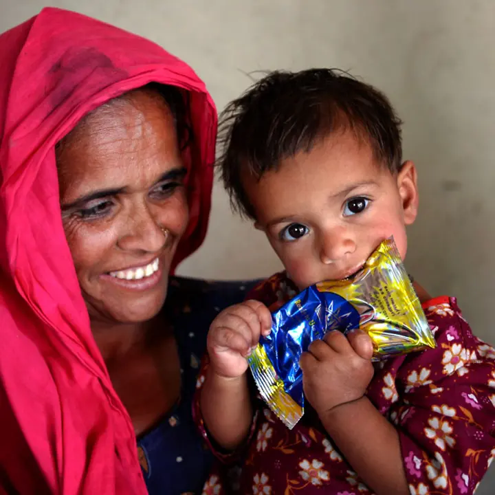 Pakistan: Ein Junge hält eine Packung Plumpy'nut in den Händen. | © UNICEF/PAKA2012-00229/Zaidi Pakistan: Ein Junge hält eine Packung Plumpy'nut in den Händen.