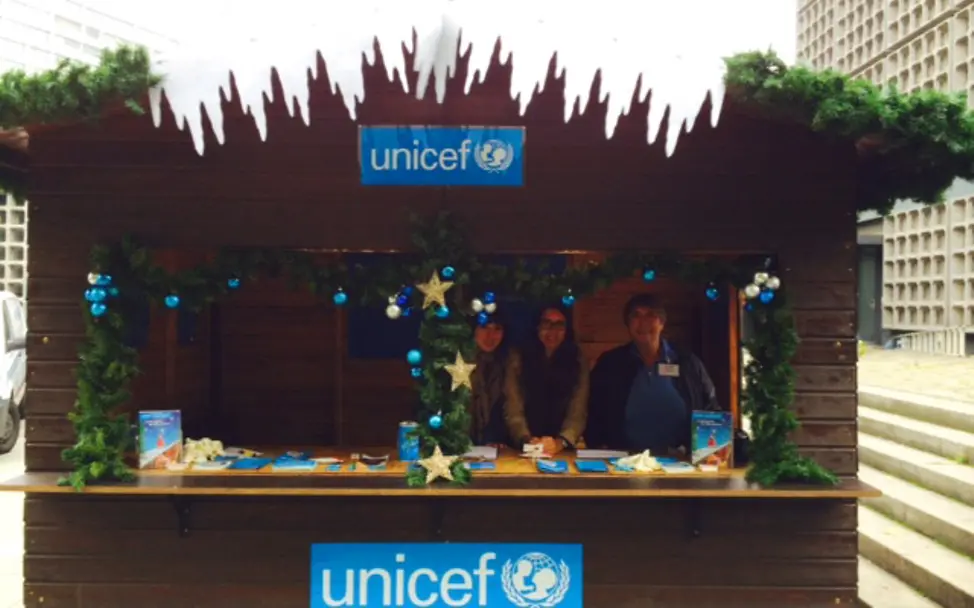 UNICEF-Ehrenamtliche am Weihnachtsstand | © UNICEF DT UNICEF-Weihnachten im Sommer: UNICEF-Ehrenamtliche
